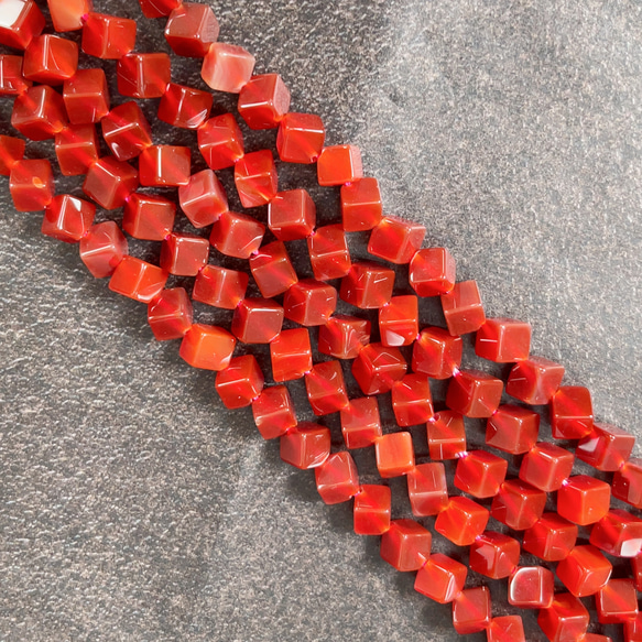 天然石　赤瑪瑙　カーネリアン　キューブ型　１０粒　5ｘ5ｍｍ 3枚目の画像