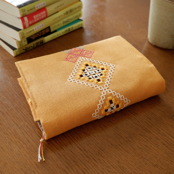 【読書の秋に】和洋刺繍のブックカバー＊橙【こぎん刺し×ハーダンガー刺繍】 3枚目の画像