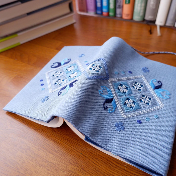 【重-KASANE-シリーズ】青ノ重　ブックカバー【こぎん刺し×ハーダンガー刺繍】 1枚目の画像