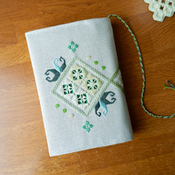 読書の秋に！【重-KASANE-シリーズ】緑ノ重　ブックカバー【こぎん刺し×ハーダンガー刺繍】 3枚目の画像