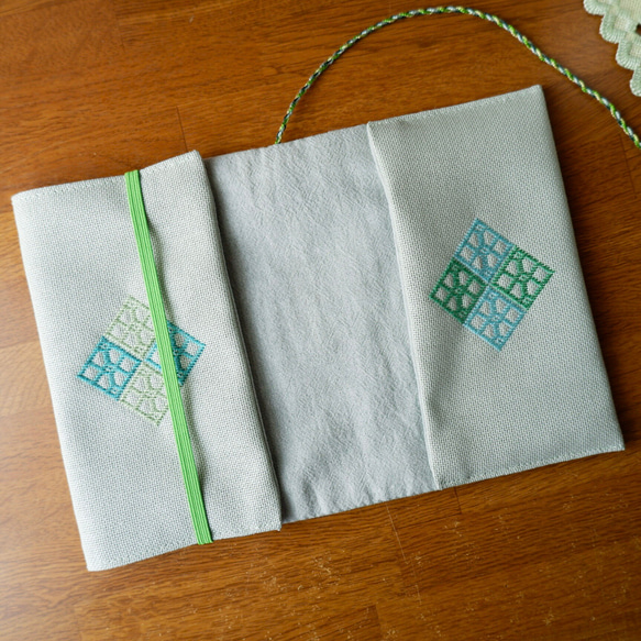 読書の秋に！【重-KASANE-シリーズ】緑ノ重　ブックカバー【こぎん刺し×ハーダンガー刺繍】 4枚目の画像