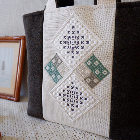 【秋冬バッグ】和洋刺繍のミニバッグ＊ウール素材＊濃深緑【ハーダンガー刺繍×こぎん刺し】 2枚目の画像