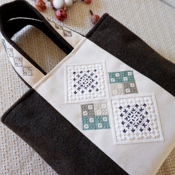 【秋冬バッグ】和洋刺繍のミニバッグ＊ウール素材＊濃深緑【ハーダンガー刺繍×こぎん刺し】 3枚目の画像