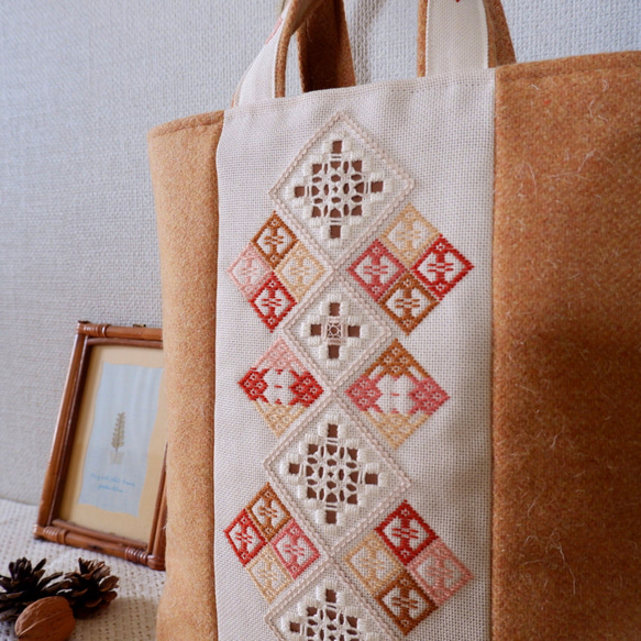 【秋冬バッグ】和洋刺繍のトートバッグ＊Mサイズ＊和風＊ウール素材＊オレンジベージュ【ハーダンガー刺繍×こぎん刺し】 2枚目の画像