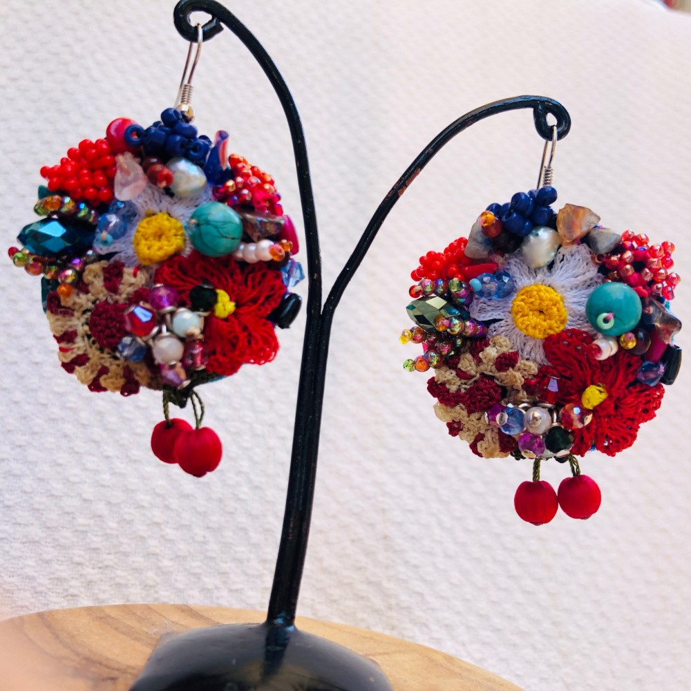 トルコの伝統手工芸品　マーガレットに赤いお花たちと果実たち　赤い実がサクランボのように揺れて　oya刺繍ピアス　1049