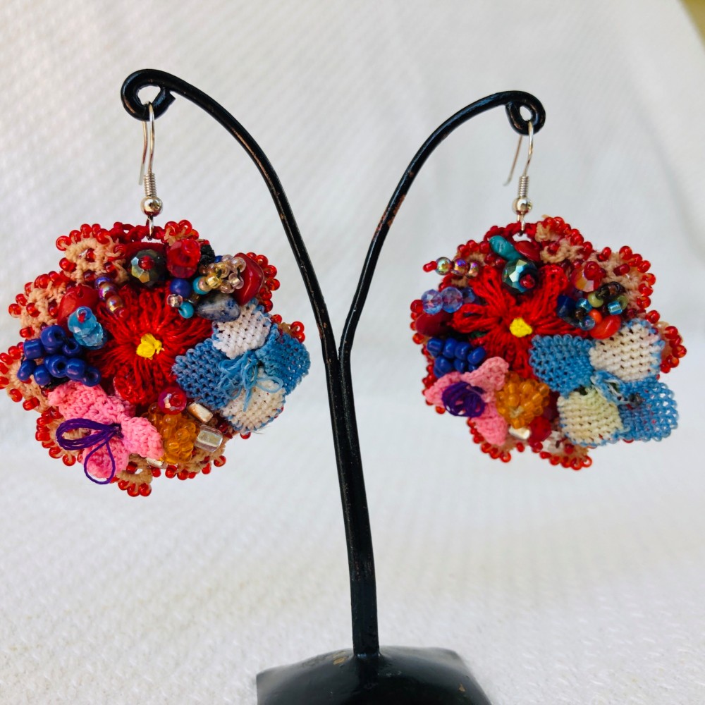 トルコの伝統手工芸品　赤とピンクのお花にブルーのお花が引き立つ　可憐なピアス　oya刺繍ピアス　1031