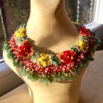 トルコオヤ刺繡ネックレス　華やかなお花の刺繍にグリーンの石が縁どり　オヤネックレス 32