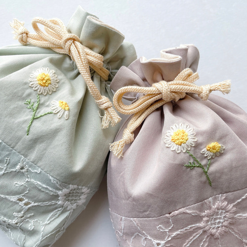 マーガレット刺繍生地×手刺繍のミニ巾着(あずきミルク