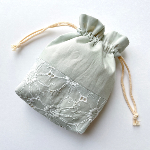 マーガレット刺繍生地×手刺繍のミニ巾着(あずきミルク マーガレット刺繍生地×手刺繍のミニ巾着(あずきミルク