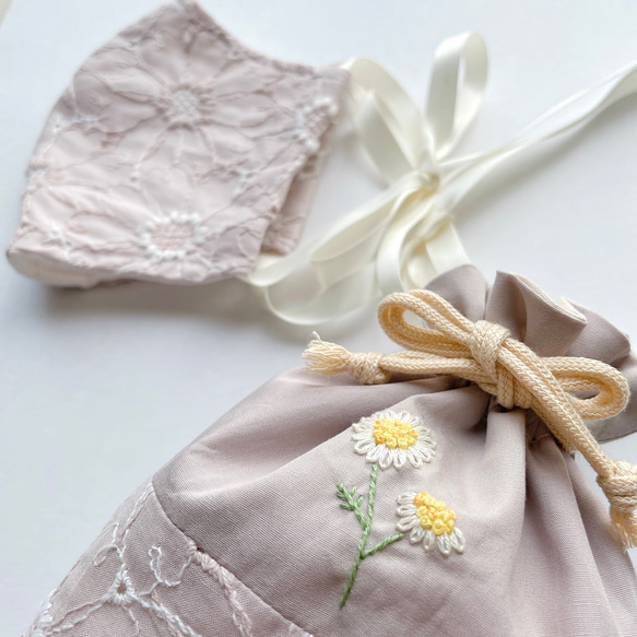 マーガレット刺繍リボンマスク&ミニ巾着セット(あずきミルク) 2枚目の画像