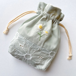 マーガレット刺繍リボンマスク&ミニ巾着セット(グレイッシュミント) 3枚目の画像