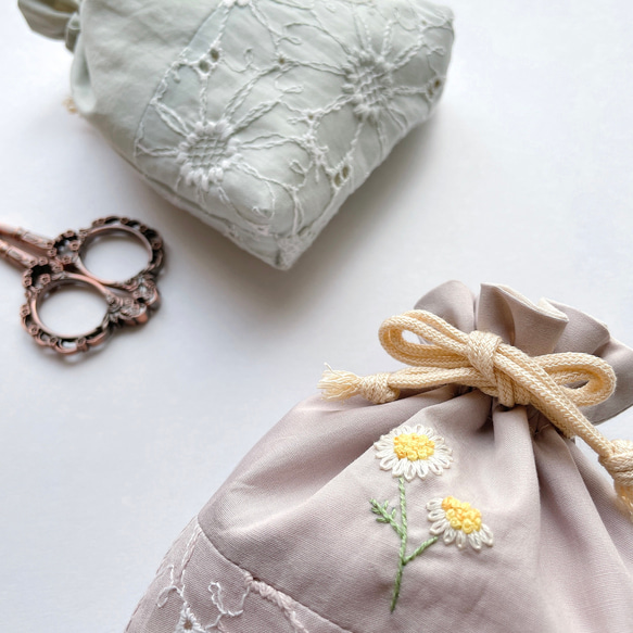 マーガレット刺繍リボンマスク&ミニ巾着セット(グレイッシュミント) 9枚目の画像