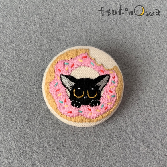 大きなドーナツと黒猫坊や(ストロベリー) 刺繍ブローチ ブローチ