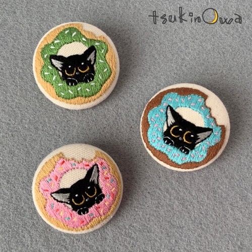大きなドーナツと黒猫坊や(ストロベリー) 刺繍ブローチ ブローチ