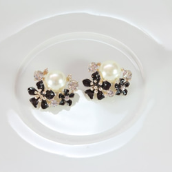 24*21mm　真珠とクリスタル　黒花の  デコレーションパーツ　2個セット 1枚目の画像