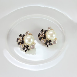 24*21mm　真珠とクリスタル　黒花の  デコレーションパーツ　2個セット 2枚目の画像