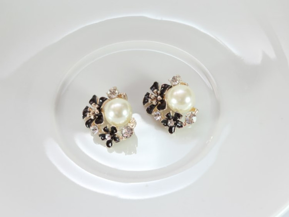 24*21mm　真珠とクリスタル　黒花の  デコレーションパーツ　2個セット 2枚目の画像