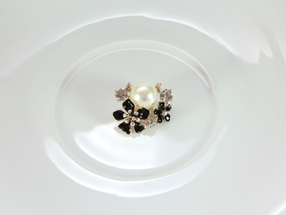 24*21mm　真珠とクリスタル　黒花の  デコレーションパーツ　2個セット 4枚目の画像