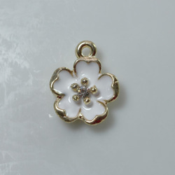 4個セット   12*15ｍｍ 白い梅の花　チャーム　 2枚目の画像
