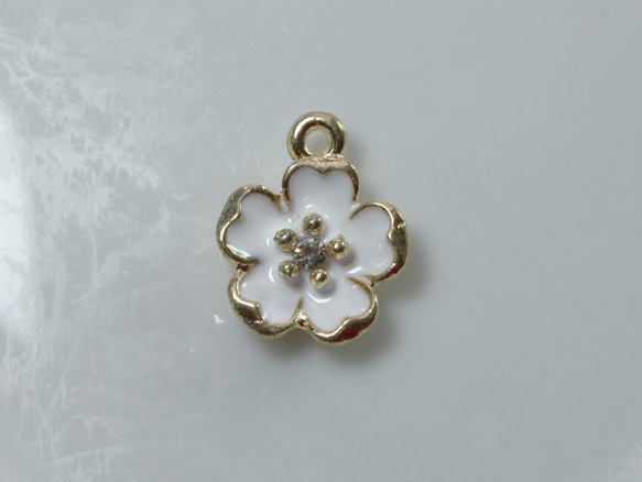 4個セット   12*15ｍｍ 白い梅の花　チャーム　 2枚目の画像