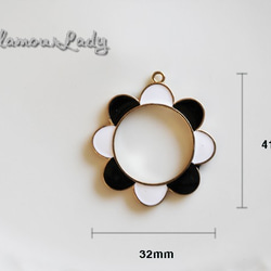 4個セット32*41ｍｍ　黒白の花モチーフ　チャームパーツ 2枚目の画像