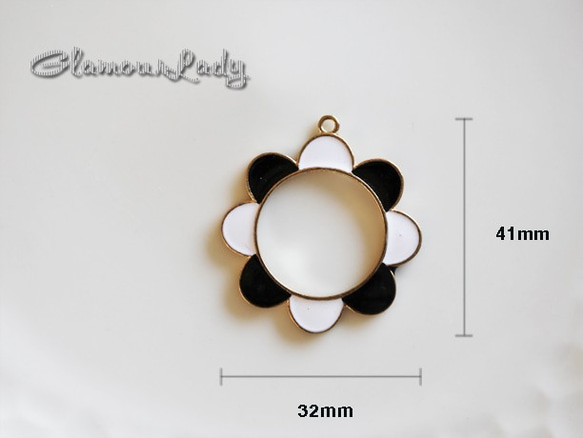 4個セット32*41ｍｍ　黒白の花モチーフ　チャームパーツ 2枚目の画像