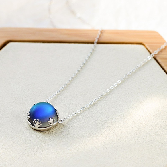 新款S925月光石項鍊女款 簡約甜美風藍色漸變圓形純銀鎖骨鏈 第3張的照片