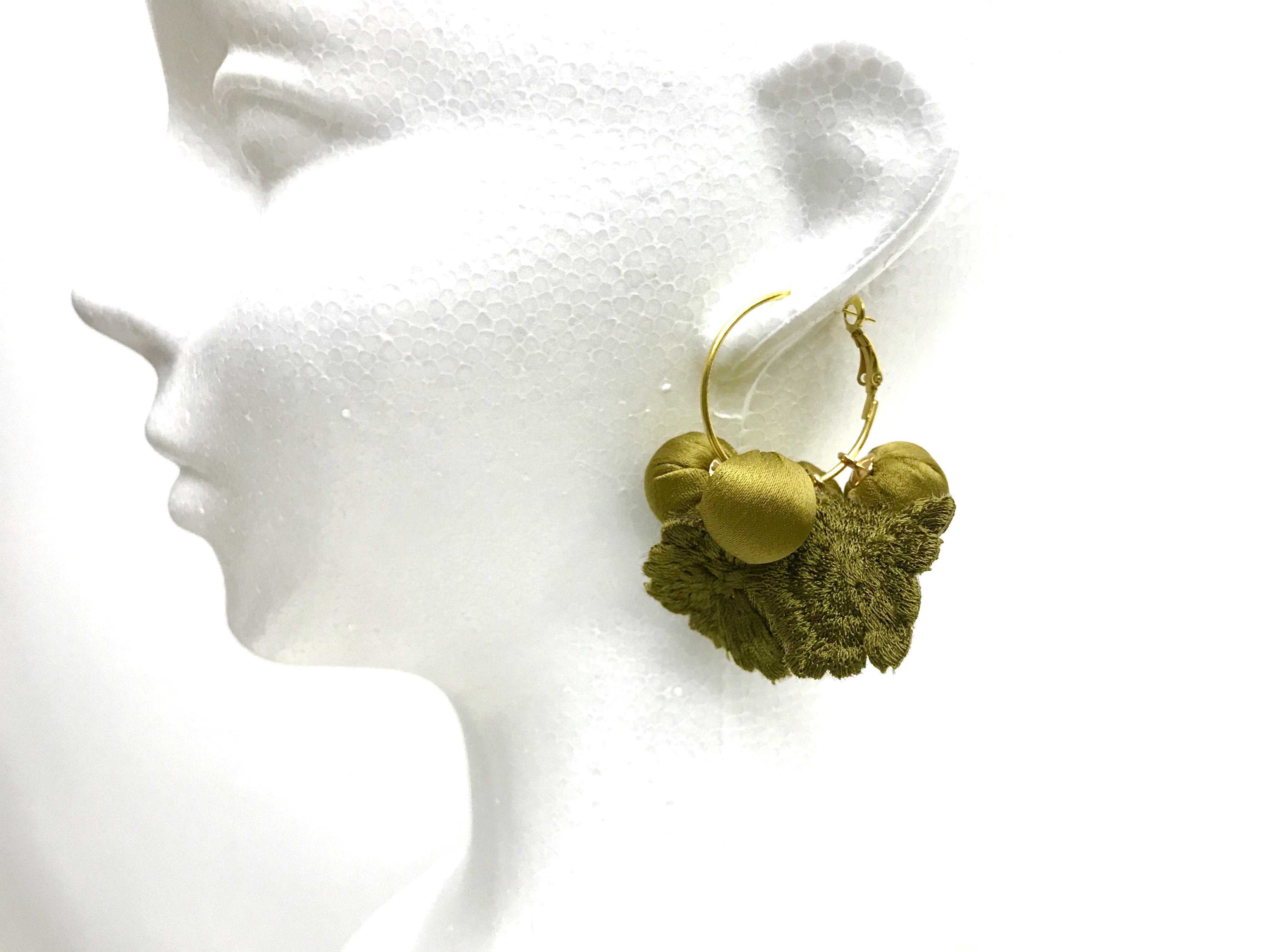 フローラルペタル×サテンドロップピアス（片耳）ピスタチオオリーブ