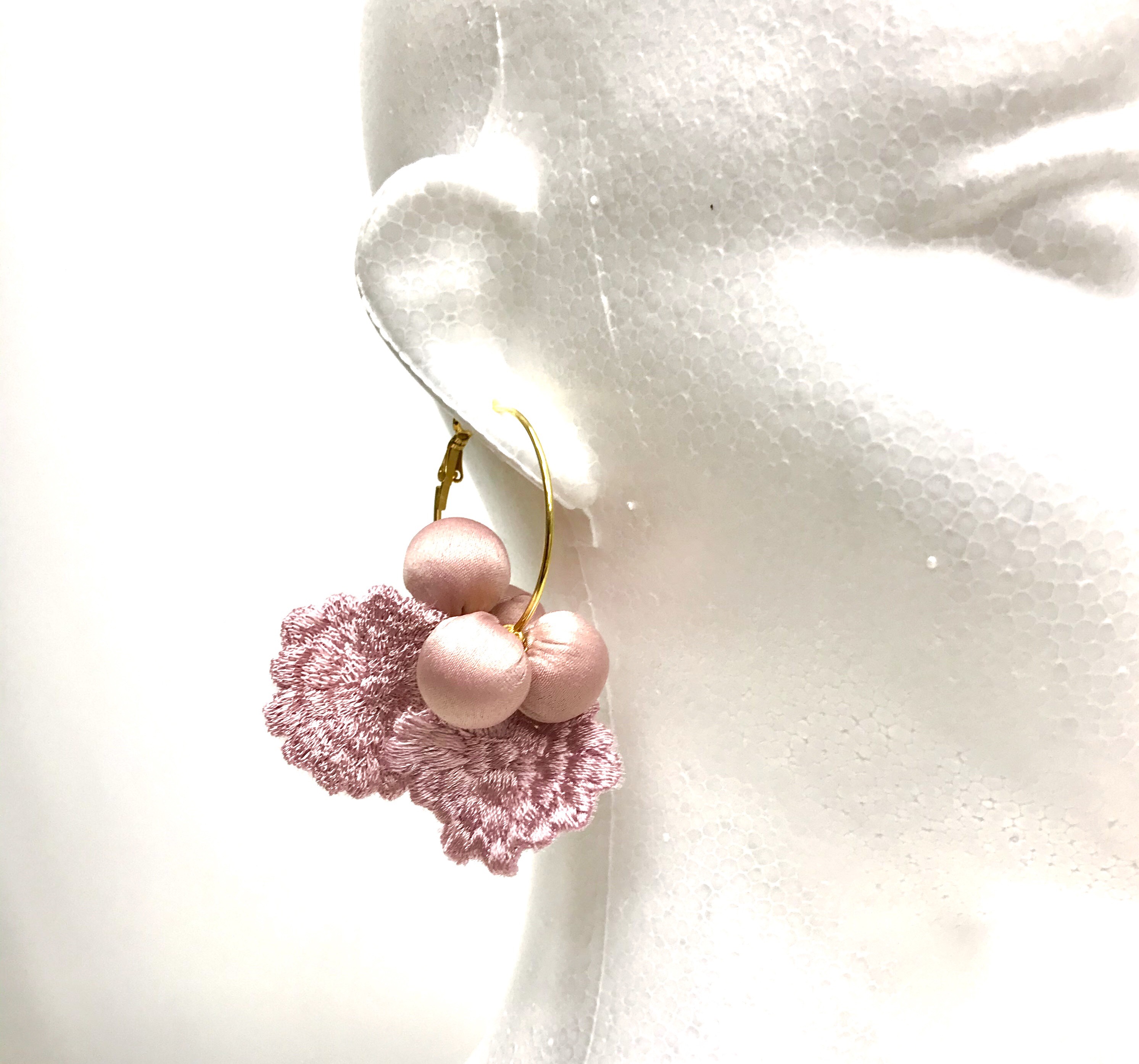 フローラルペタルフープピアス（片耳）ピンクベージュ