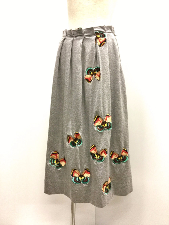 日本伝統横振り刺繍プリーツスカート　グレー×バタフライ 1枚目の画像