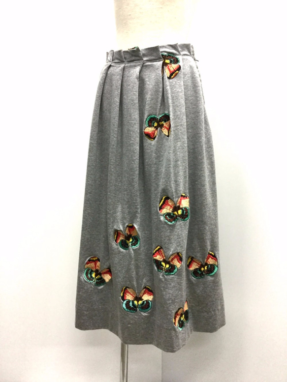日本伝統横振り刺繍プリーツスカート　グレー×バタフライ 4枚目の画像
