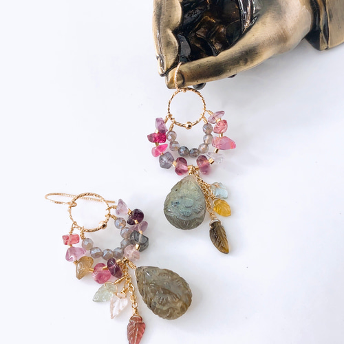 ラブラドライト フラワーカービング ピアス