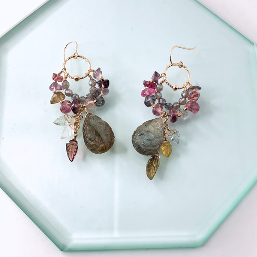 アメジストフラワーカービングとマルチカラーな天然石のキラキラピアス