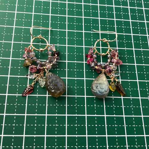 ラブラドライト フラワーカービング ピアス