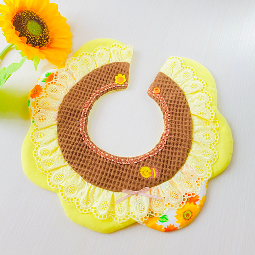 名入れ可》ミツバチとまる真夏のひまわりスタイ スタイ・よだれかけ