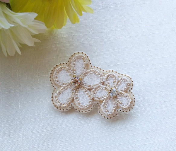 ツインフラワーのブローチ(ホワイト) ブローチ NORAHARO beads
