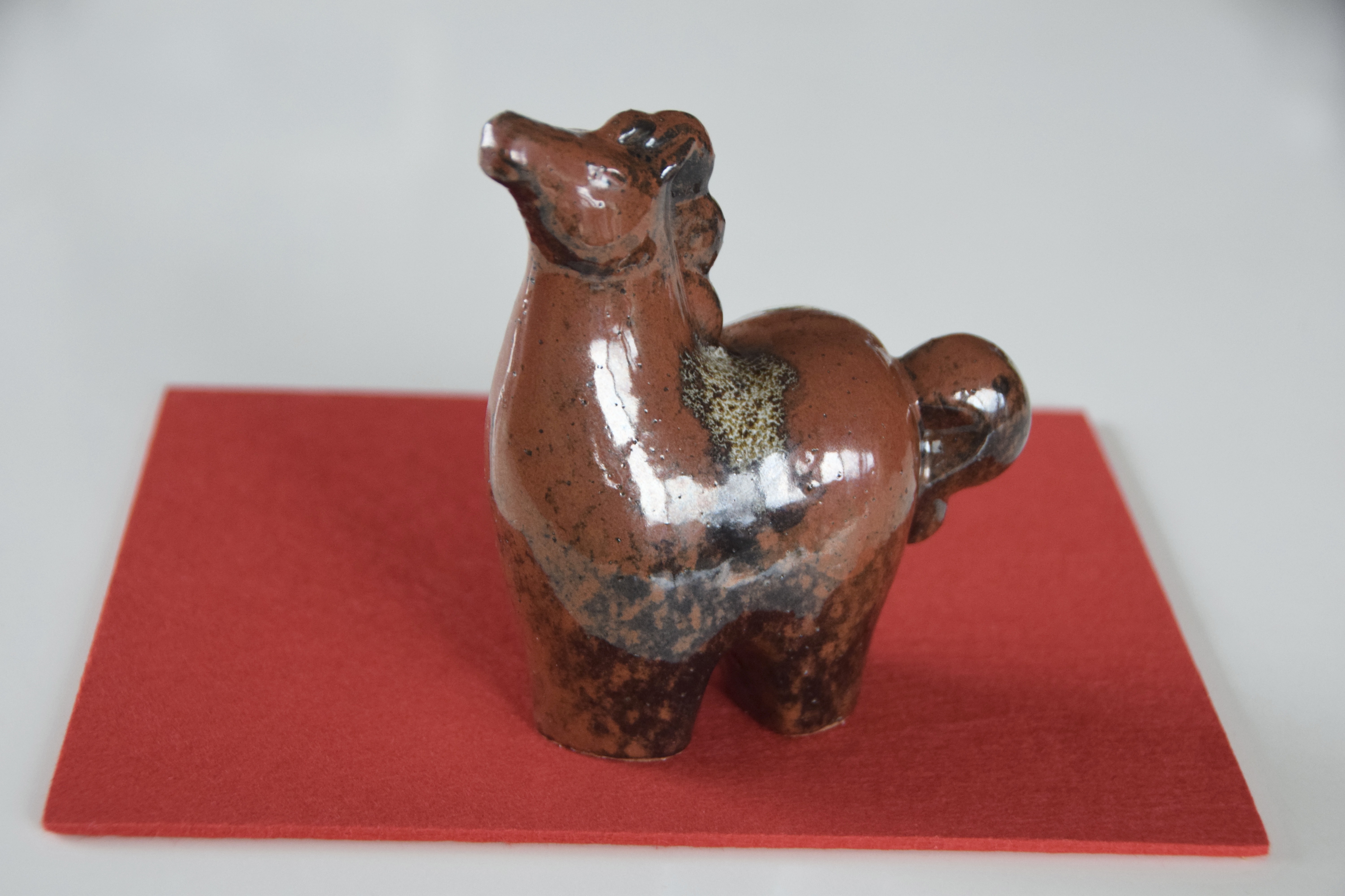 【国内正規品】 茶色と緑 陶器製馬形置物 工芸品
