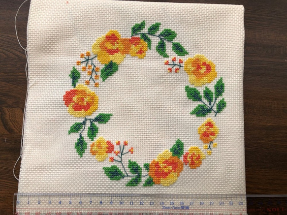 クロスステッチ刺繍☆リース☆ クロスステッチのローズリース（完成品＋アルファベット図案と糸
