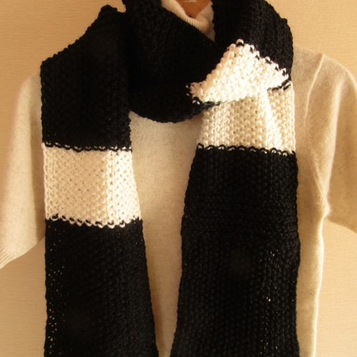 Sold❁手編み❁鹿の子編みとガータ編みのマフラー(黒＆白)＊一点もの