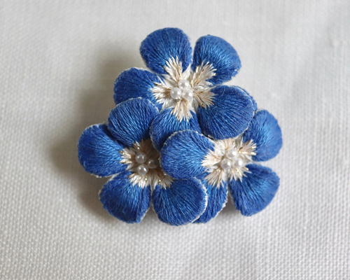 立体刺繍・ネモフィラのブローチ ブローチ Happy Fragrance 通販