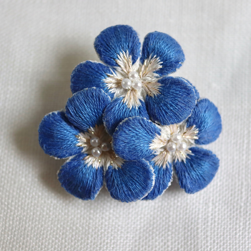 立体刺繍・ネモフィラのブローチ ブローチ Happy Fragrance 通販