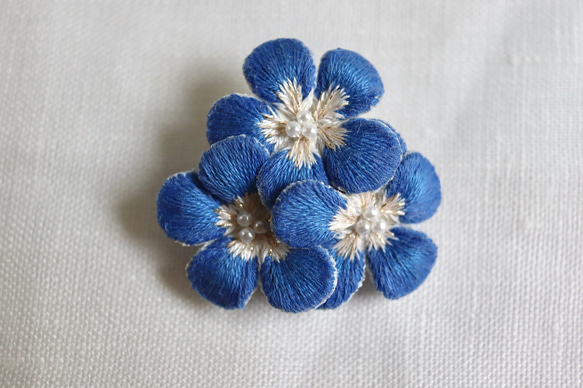 立体刺繍・ネモフィラのブローチ ブローチ Happy Fragrance 通販