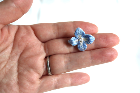 紫陽花のミニブローチ(ブルー系) 2枚目の画像