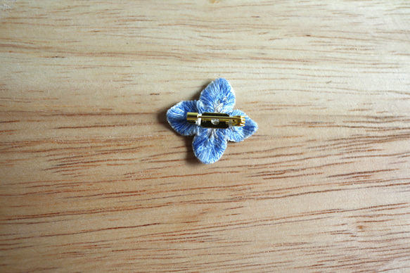 紫陽花のミニブローチ(ブルー系) 4枚目の画像