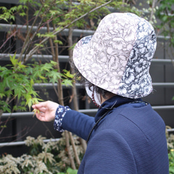 ちりめん生地の花柄チューリップハット サイズＭ グレー 花柄 かわいい ユニセックス 帽子 ハット 5枚目の画像