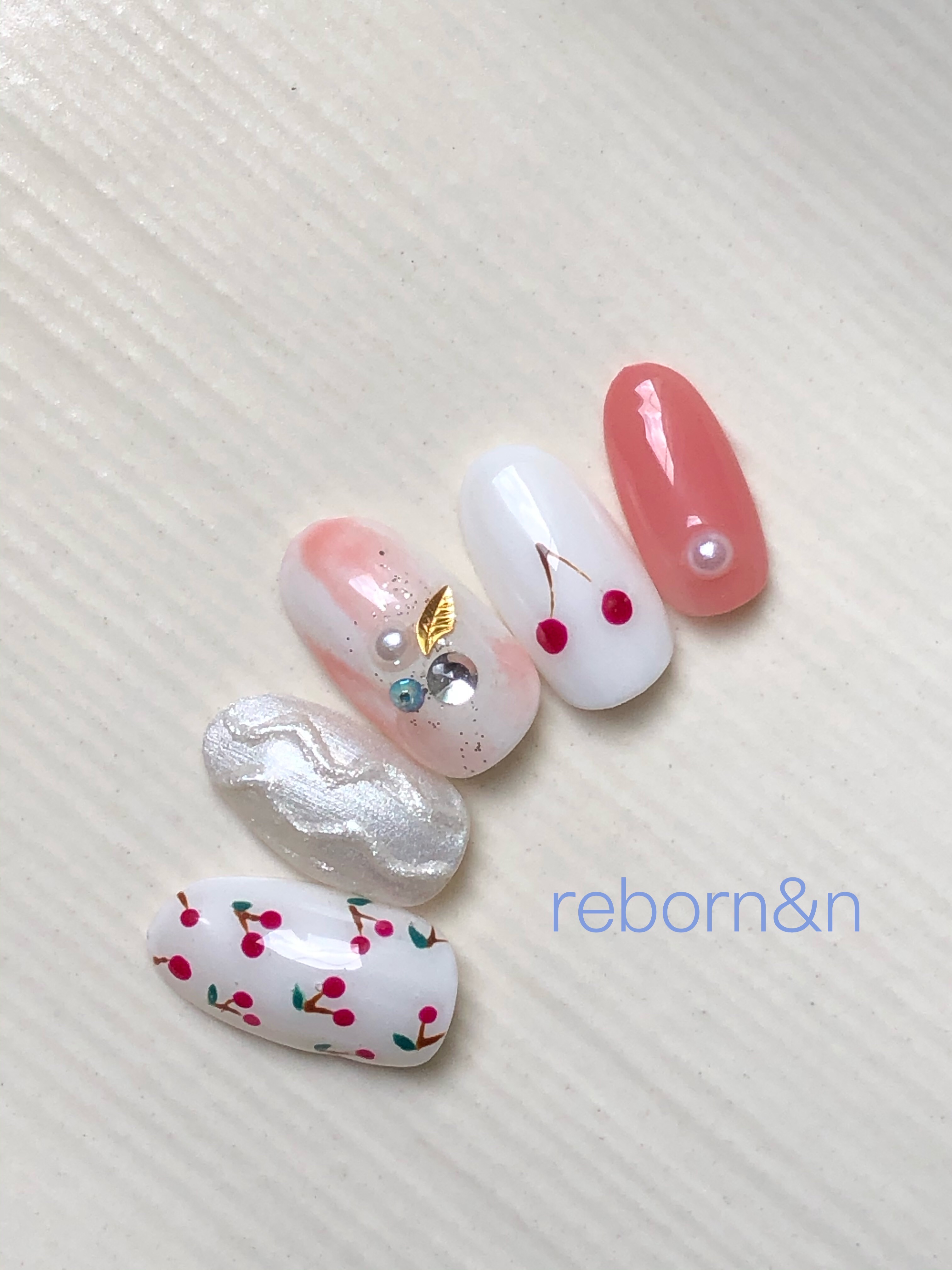 ネイルサロンで使用してたパーツ処分700種類以上あります。