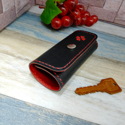 かわいいキーケース(黒ー赤)、ハートの四葉クローバー、4連キーホルダー、牛本革altoレザー(国産　国内製造レザー)使用 2枚目の画像