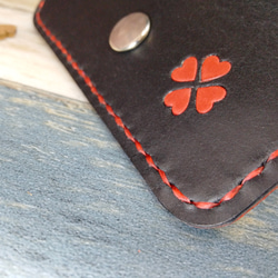 かわいいキーケース(黒ー赤)、ハートの四葉クローバー、4連キーホルダー、牛本革altoレザー(国産　国内製造レザー)使用 5枚目の画像