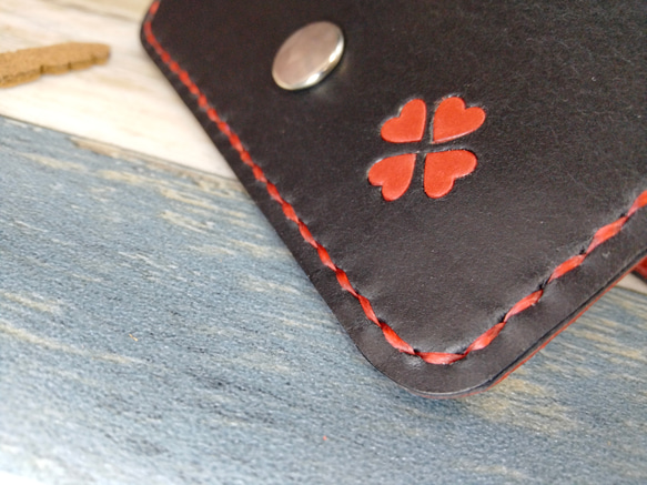 かわいいキーケース(黒ー赤)、ハートの四葉クローバー、4連キーホルダー、牛本革altoレザー(国産　国内製造レザー)使用 5枚目の画像