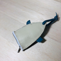 革製 ジンベエザメの小銭入れストラップ 2枚目の画像